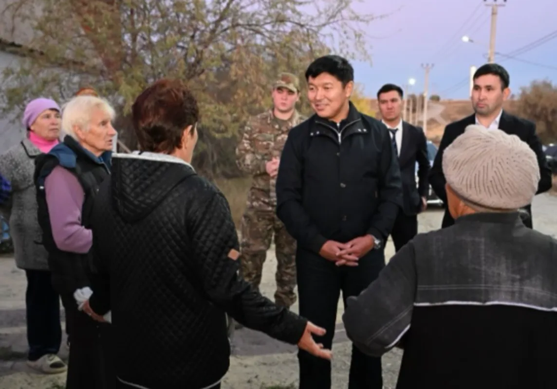 Аким Талдыкоргана Ернат Бәзіл на встрече с жителями дачного массива Каратал обсуждает проблемы инфраструктуры