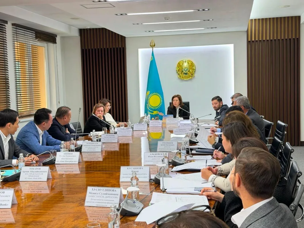 Председатель Агентства по регулированию и развитию финансового рынка Мадина Абылкасымова на совещании обсуждает меры по повышению ответственности банков перед гражданами.