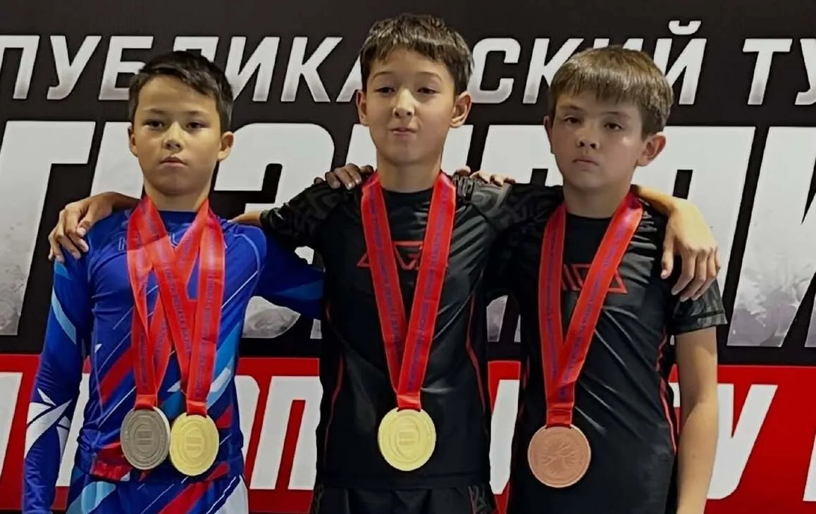 Спортсмены из Жаркента с медалями после соревнований по грэпплингу и джиу-джитсу в Алматы