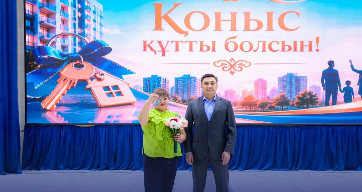 Аким Шымкента Габит Сыздыкбеков вручает ключи от новых квартир счастливым семьям-очередникам в современных многоэтажных домах города.
