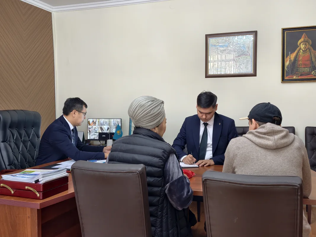 Руководитель Департамента юстиции области Жетісу беседует с гражданином на личном приеме.