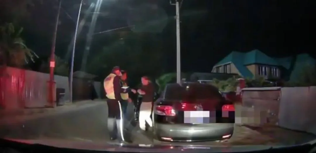 Полицейские остановили автомобиль в ночное время на улице Талдыкоргана