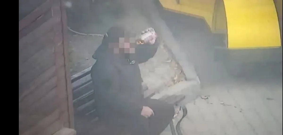 Камера видеонаблюдения зафиксировала мужчину, распивающего алкоголь в общественном месте Жетісу