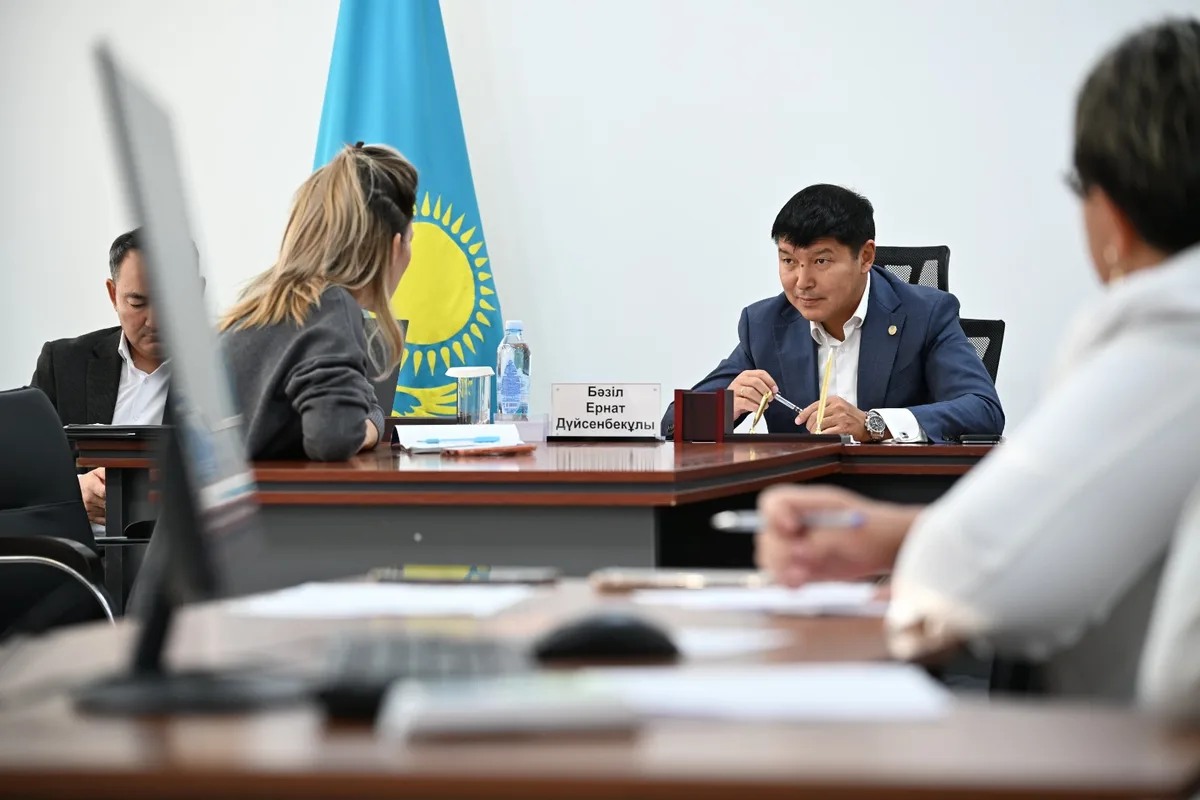 Аким Талдыкоргана Ернат Бәзіл на приеме граждан выслушивает проблемы жителей города.