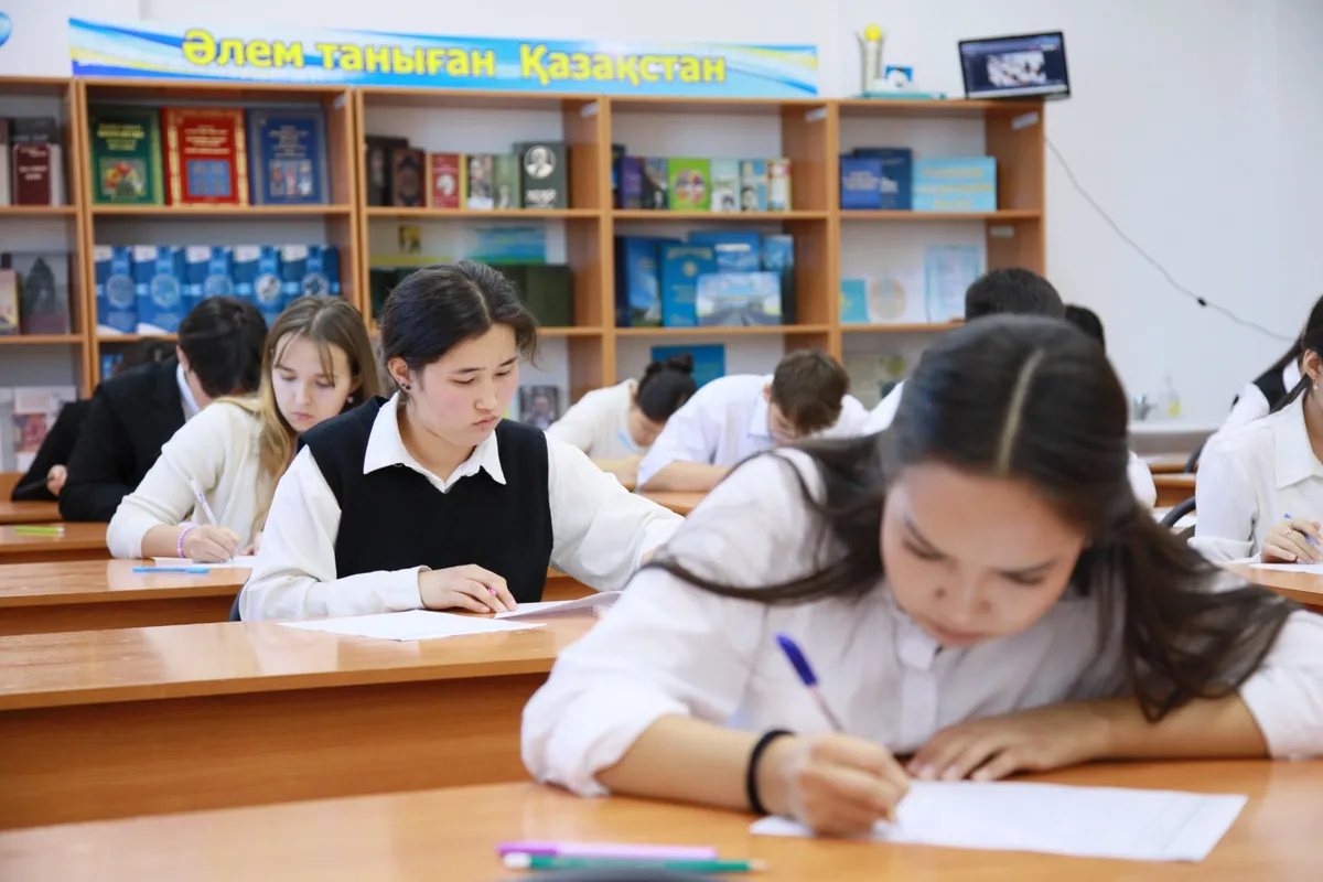 Школьники участвуют в олимпиаде по математике и естественным наукам