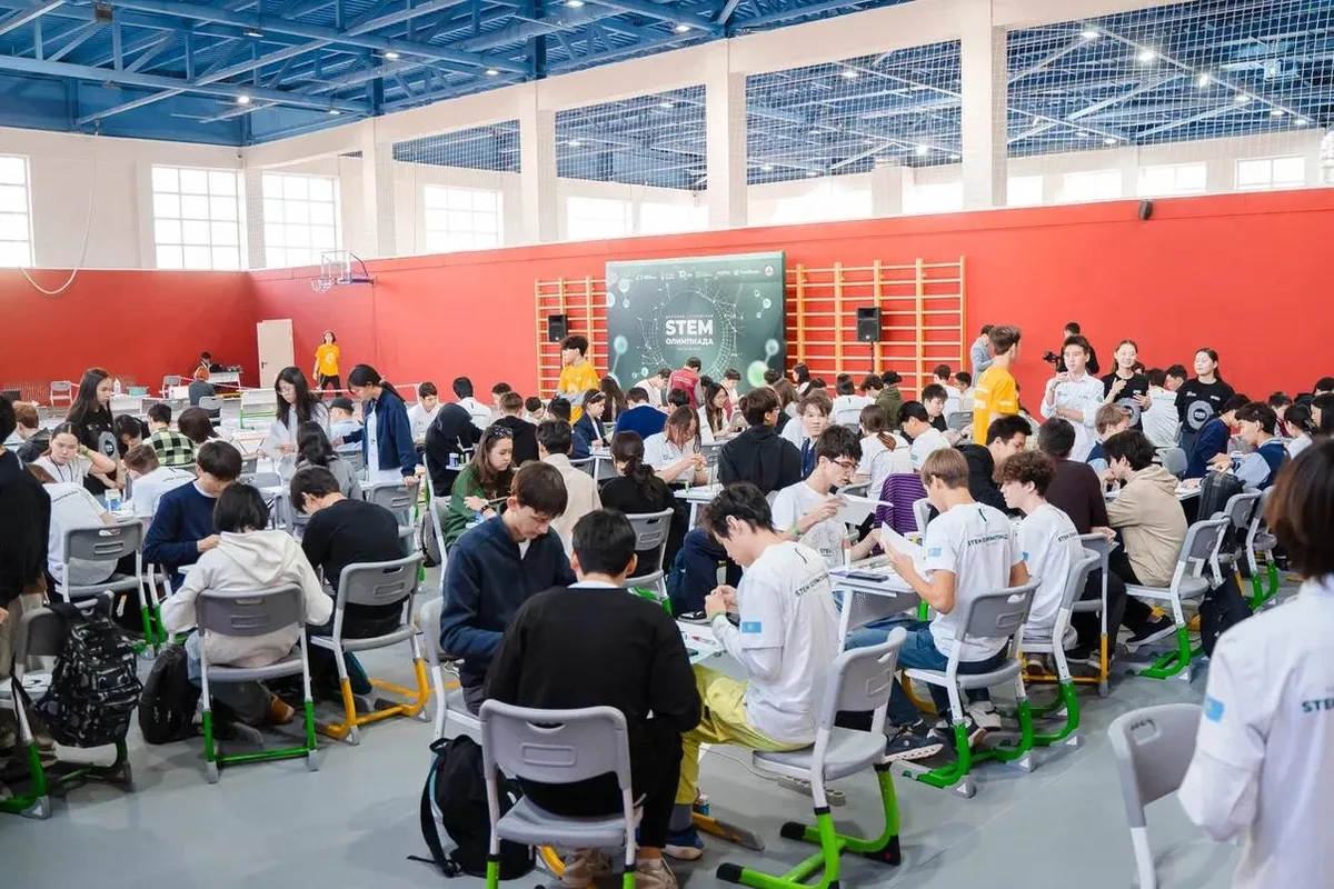 Учащиеся школы Haileybury Astana демонстрируют навыки в робототехнике и программировании на STEM-олимпиаде.