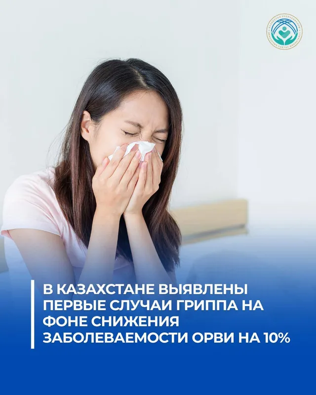 Медработник делает прививку от гриппа молодому мужчине в медицинской клинике, символ профилактики инфекций.