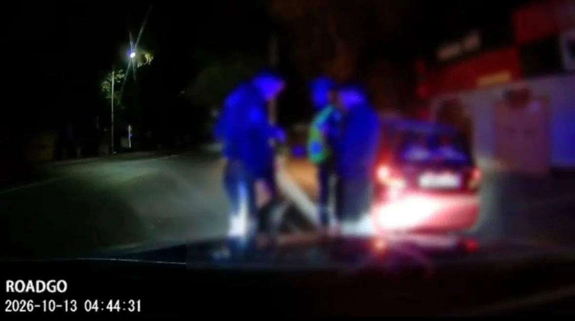 Полицейские оформляют протокол на пьяного водителя в Талдыкоргане