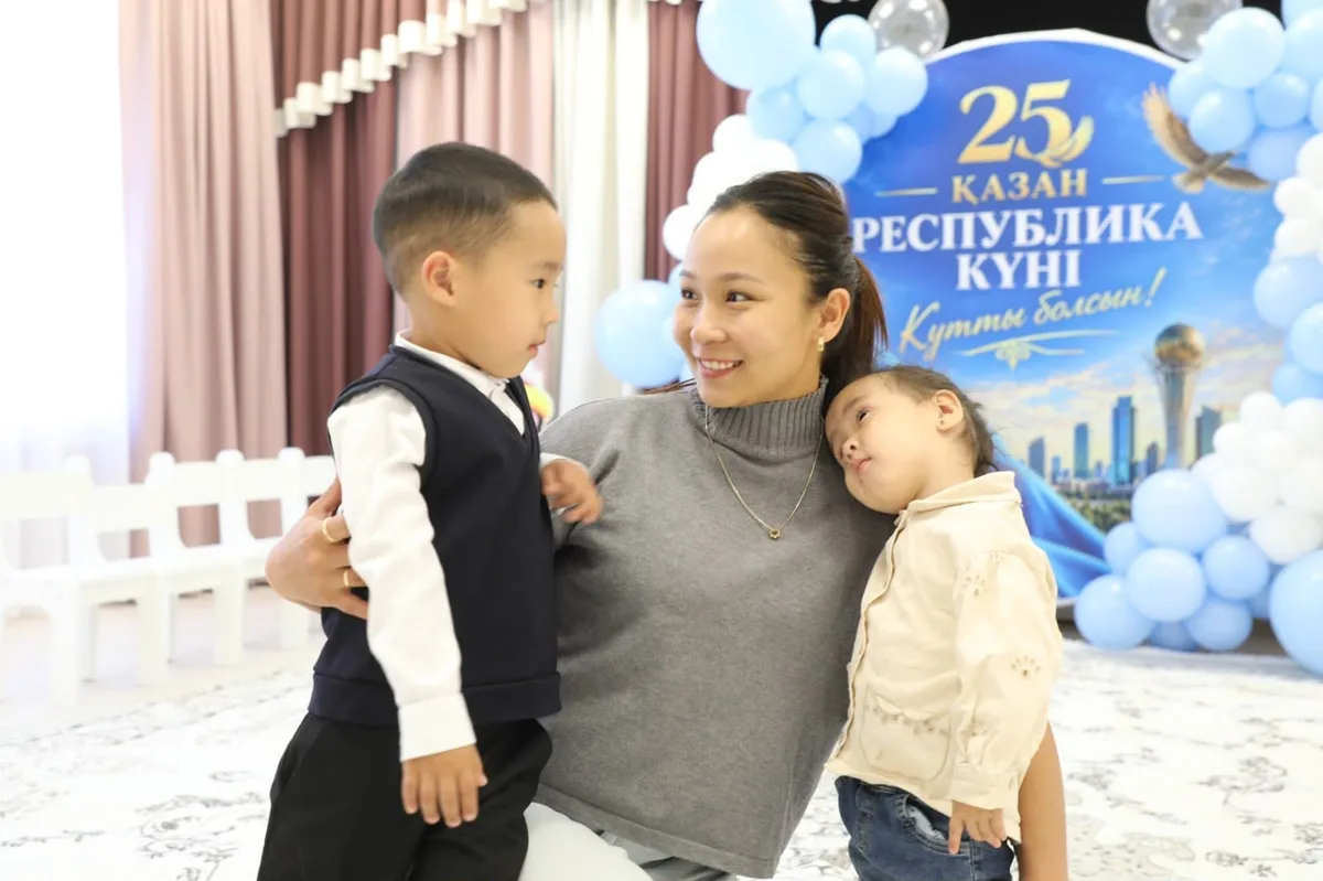 Новое здание детского сада с ярким фасадом и игровой площадкой в Наурызбайском районе Алматы, открытое ко Дню Республики