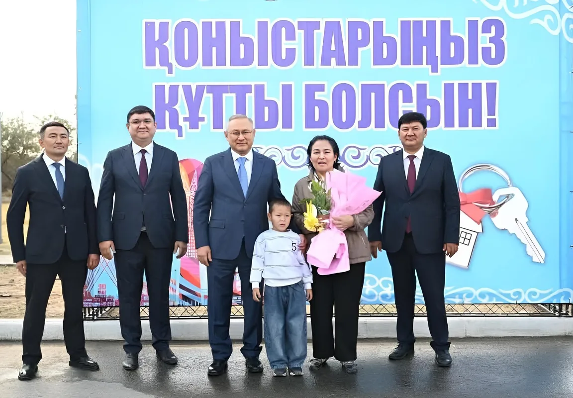 Ключи от новых домов в селе Зылиха Тамшыбай вручает аким Бейбит Исабаев многодетным семьям Жетісу