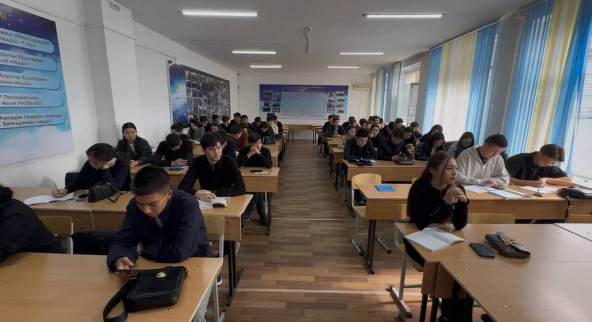 Следователь киберполиции проводит лекцию для студентов юридического факультета в Университете Жетісу о расследовании мошенничеств