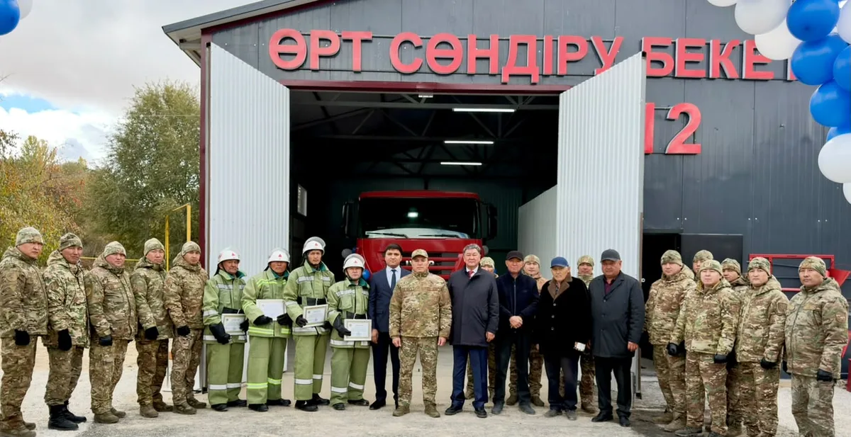 Начальник ДЧС и аким района на открытии нового противопожарного поста в селе Жалғызағаш области Жетісу.