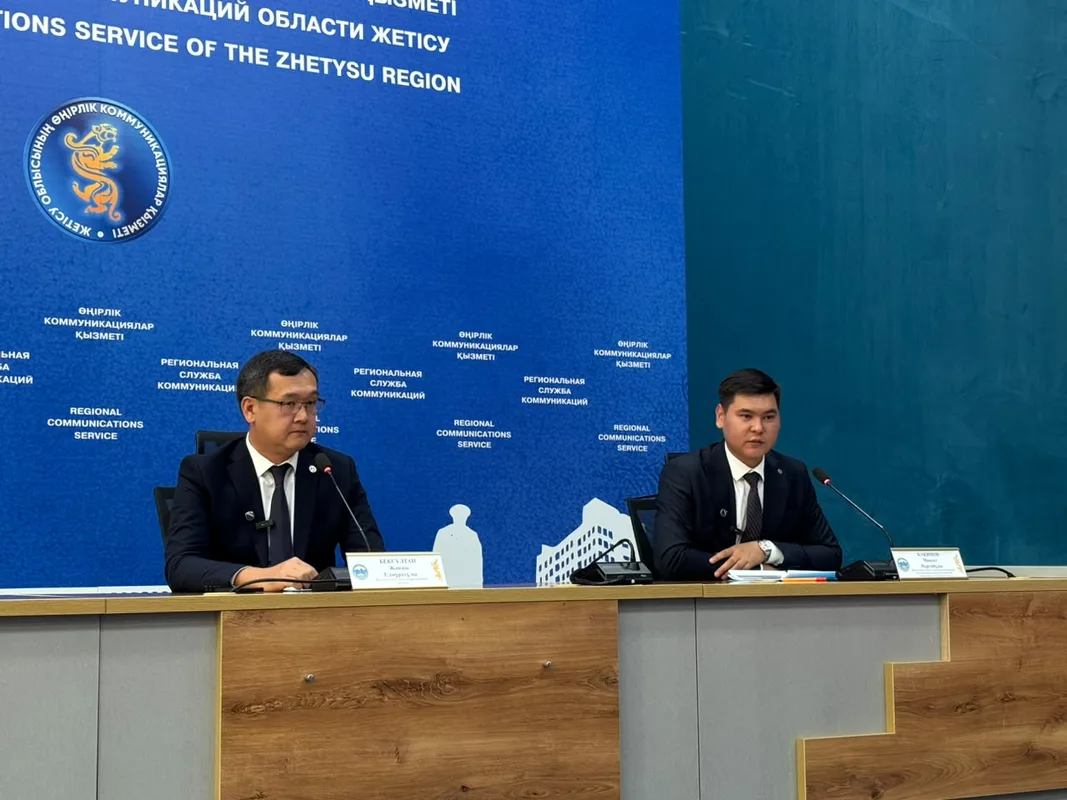 Нотариус оформляет документы о сделке с недвижимостью в области Жетісу