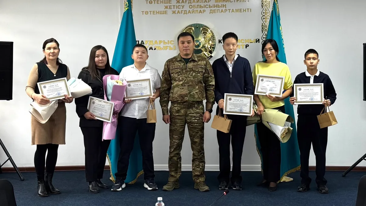 Школьники из Талдыкоргана получают награды от ДЧС области Жетісу за спасение людей при пожаре