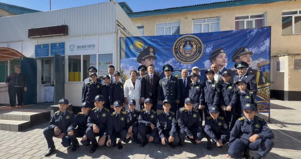 Ученики первого класса "Жас сақшы" стоят в форме с погонами после присяги в школе Жетісу