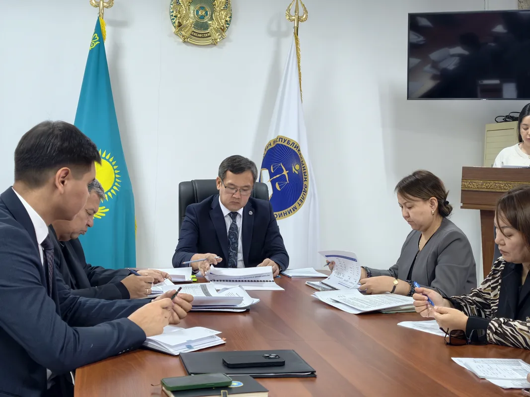 Сотрудники Департамента юстиции области Жетісу на аппаратном совещании обсуждают итоги работы за девять месяцев.