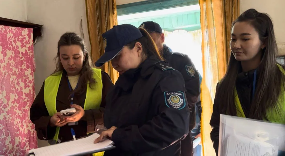 Сотрудники полиции проводят профилактическую работу с жителями в Коксуском районе области Жетісу.
