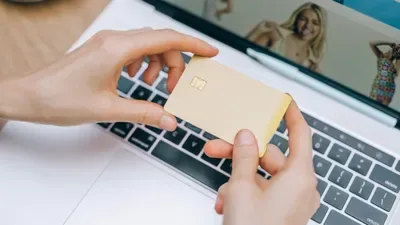 Банковская карта и мобильный телефон, символизирующие мошенничество с банковскими счетами