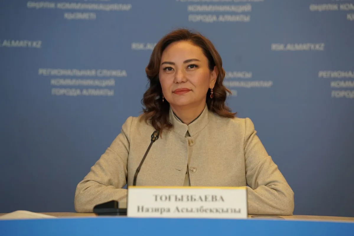Новый парк в Наурызбайском районе Алматы с пешеходными дорожками, зелёными насаждениями, фонтаном и детской игровой зоной.